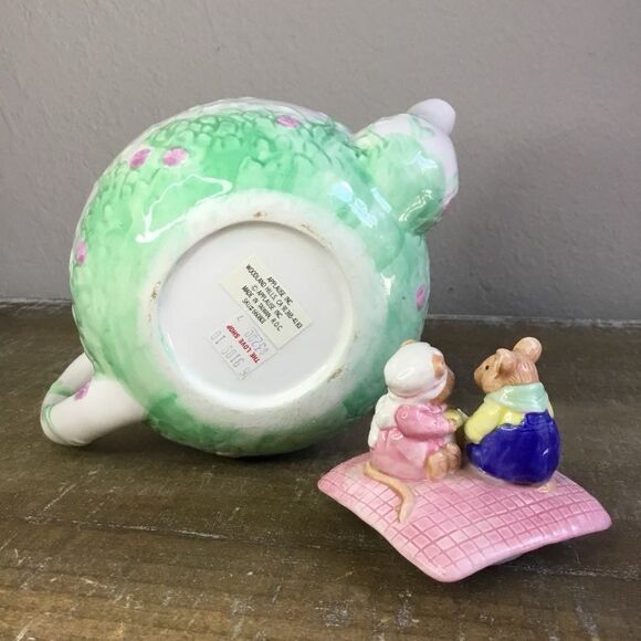 Vintage 90s Cottagecore Farmhouse Country Mouse Picnic Novelty Kitsch Teapot - Picture 7 of 7